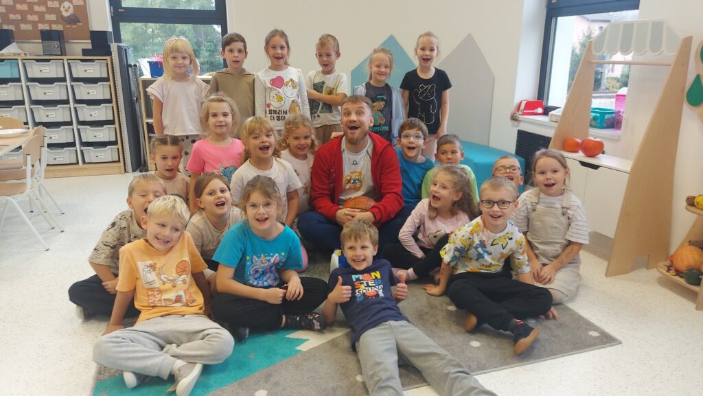 spotkanie dzieci z Kacpą - pokaz sztuczek z piłką