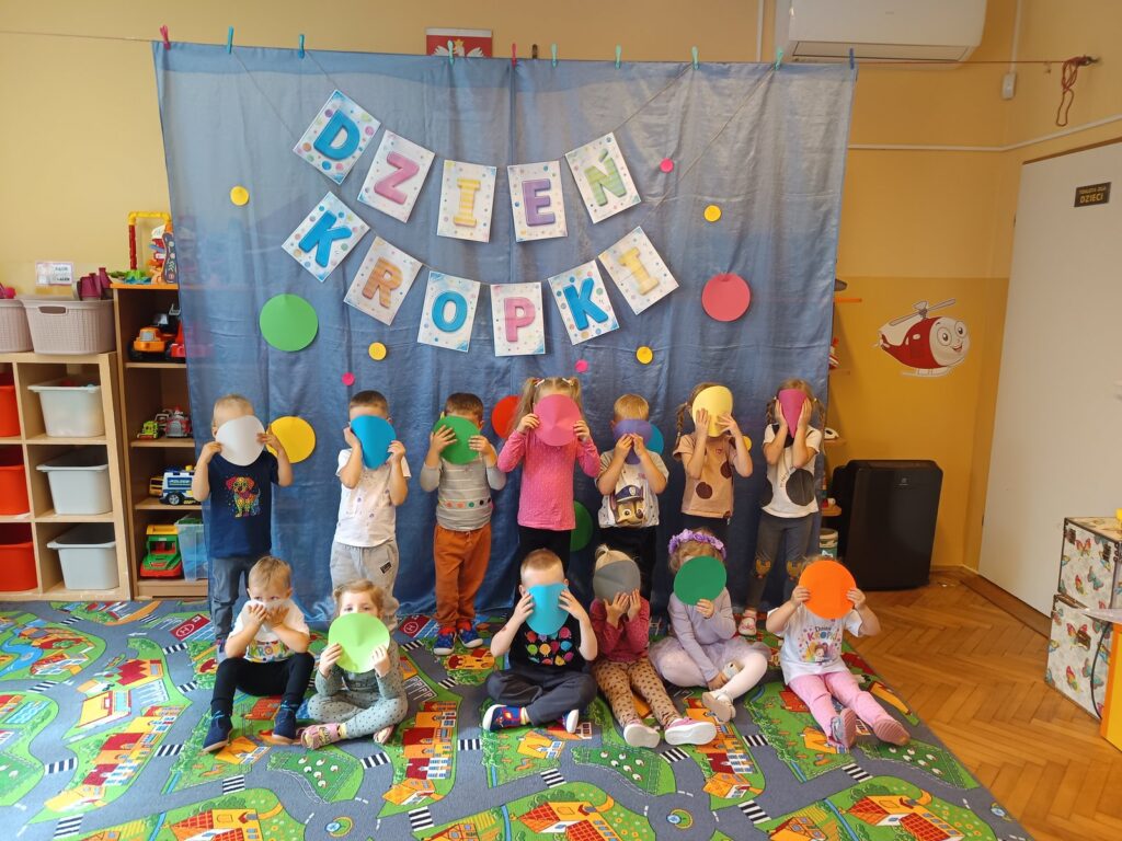 dzieci z dekoracją Dzień Kropki