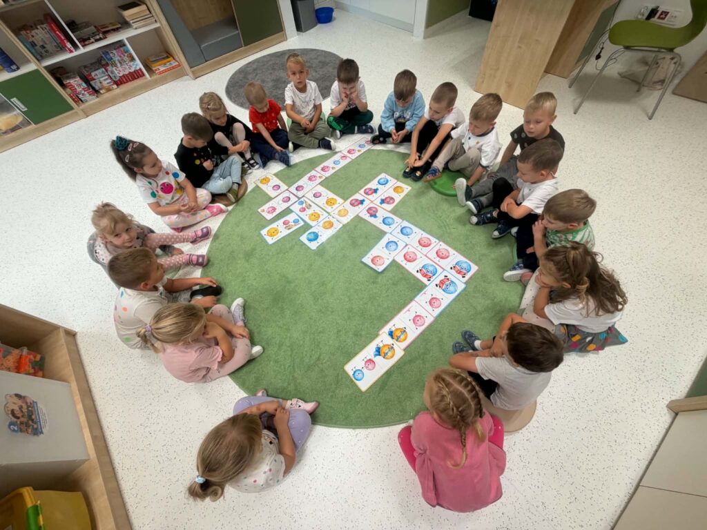 dzieci układające domino kropkowe