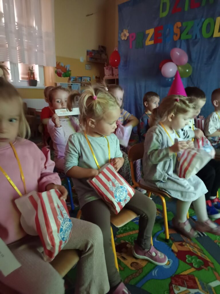 dzieci jedzące popcorn
