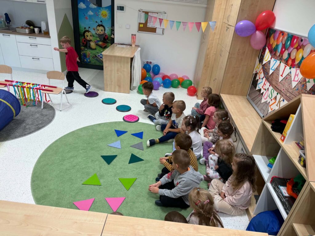 dzieci pokonujące tor przeszkód
