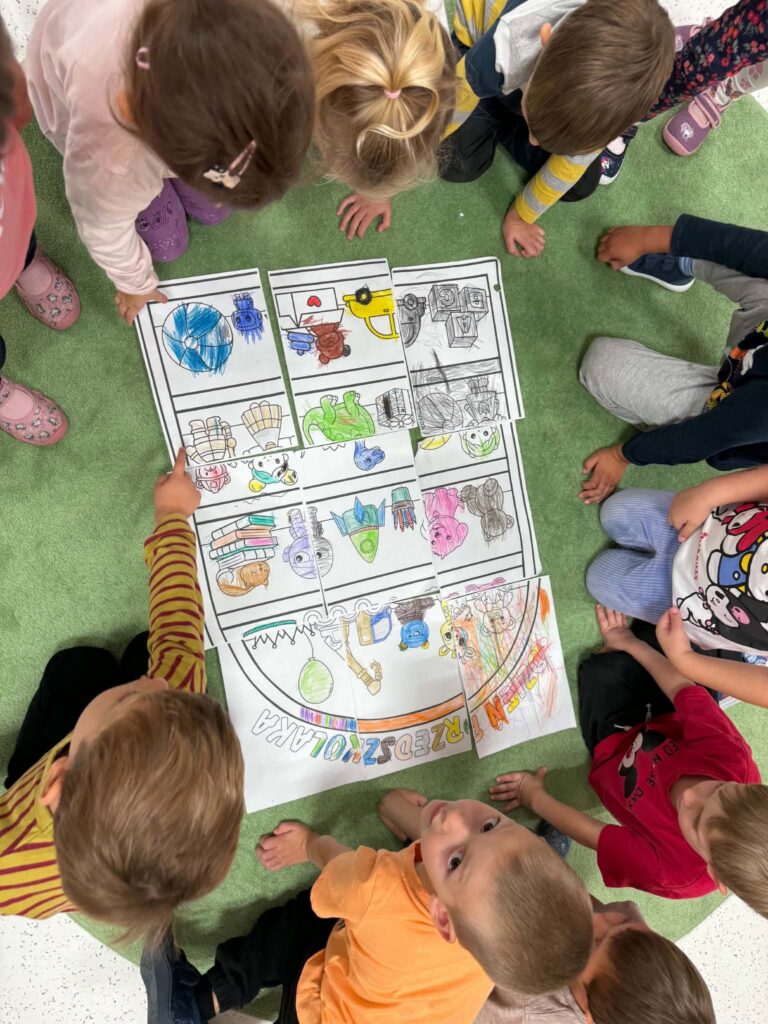 dzieci układające puzzle z kolorowanki