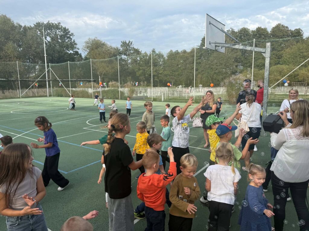 zabawy dzieci z bańkami mydlanymi